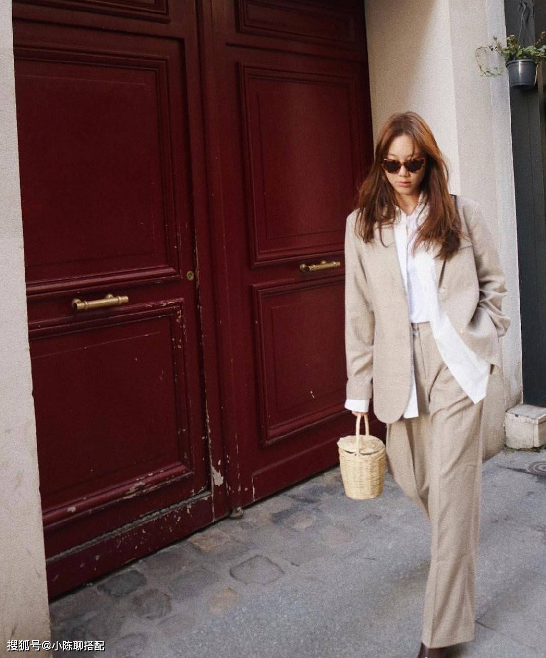 层次 贵气有质感的“卡其神裤”，优雅女人这样穿，比小白裤更高级