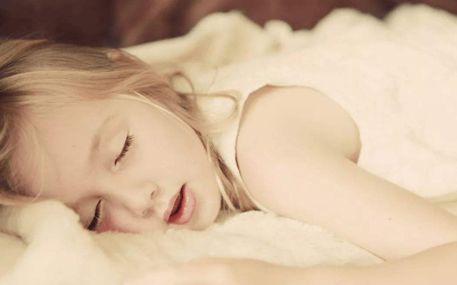 聪明孩子睡得少？玩累自然会睡？坑娃的睡眠误区妈妈别中招了-家庭网