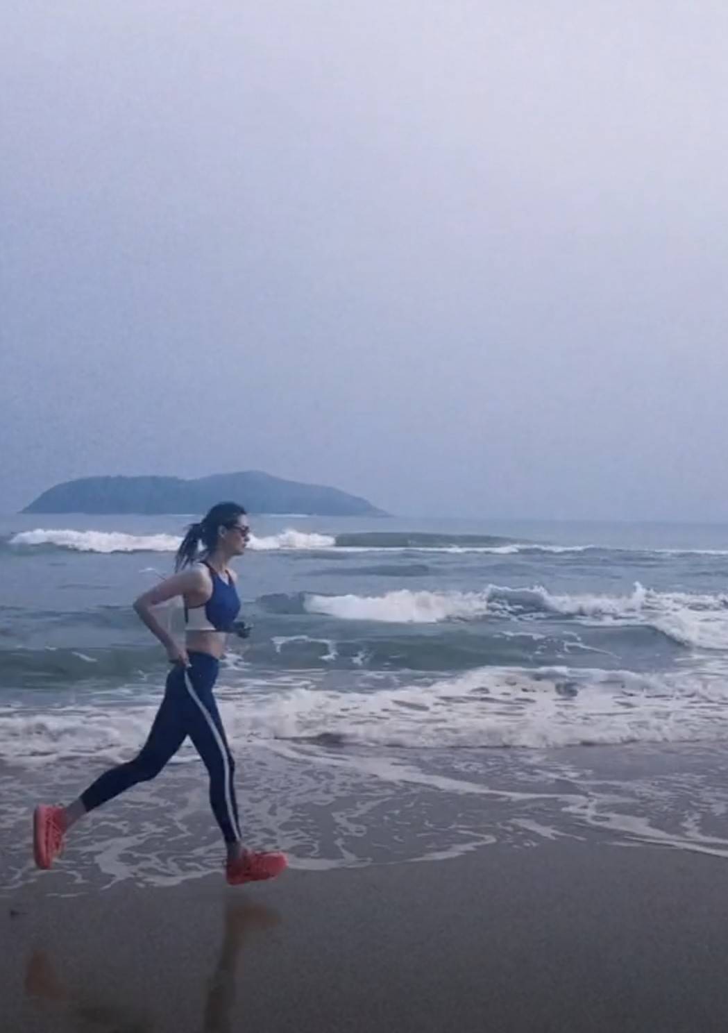 众女星分享海滩照,唐艺昕露香肩小秀性感,徐冬冬身材最火辣_沙滩_穿着