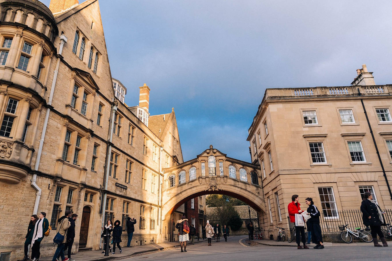 牛津 大学其实其实就是一个小镇,各大学院分布在这个小镇上.