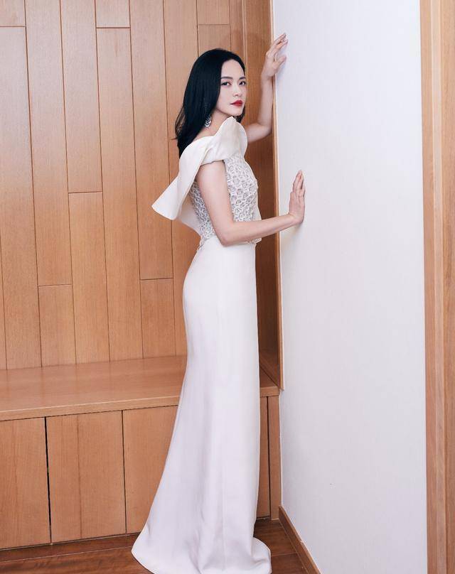 曲线姚晨越来越时髦了，身穿修身白色礼服曲线曼妙，这腰臀比堪称完美