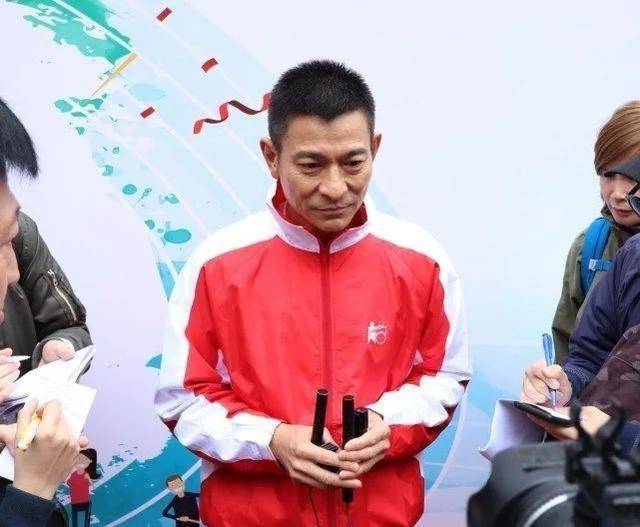 廓形 61岁刘德华终于出山!高调复出拍新剧,穿羽绒服戴帽子身材太年轻