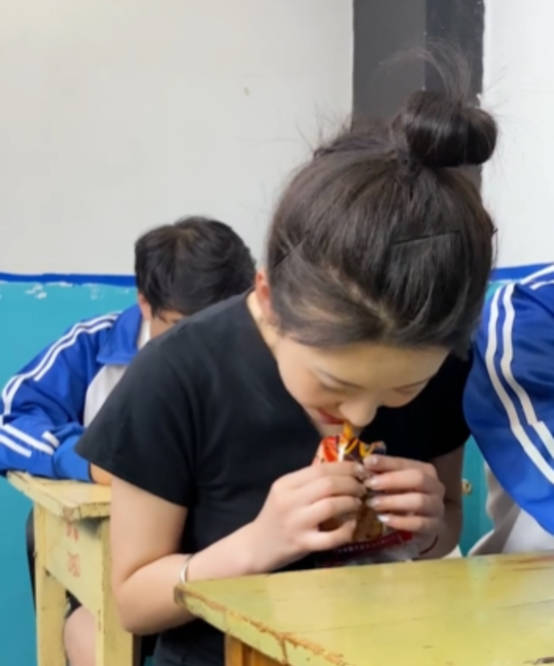 从配角到坐拥900万粉丝，刘大悦本可以靠颜值，却偏偏要当搞笑女_角色_视频_母亲