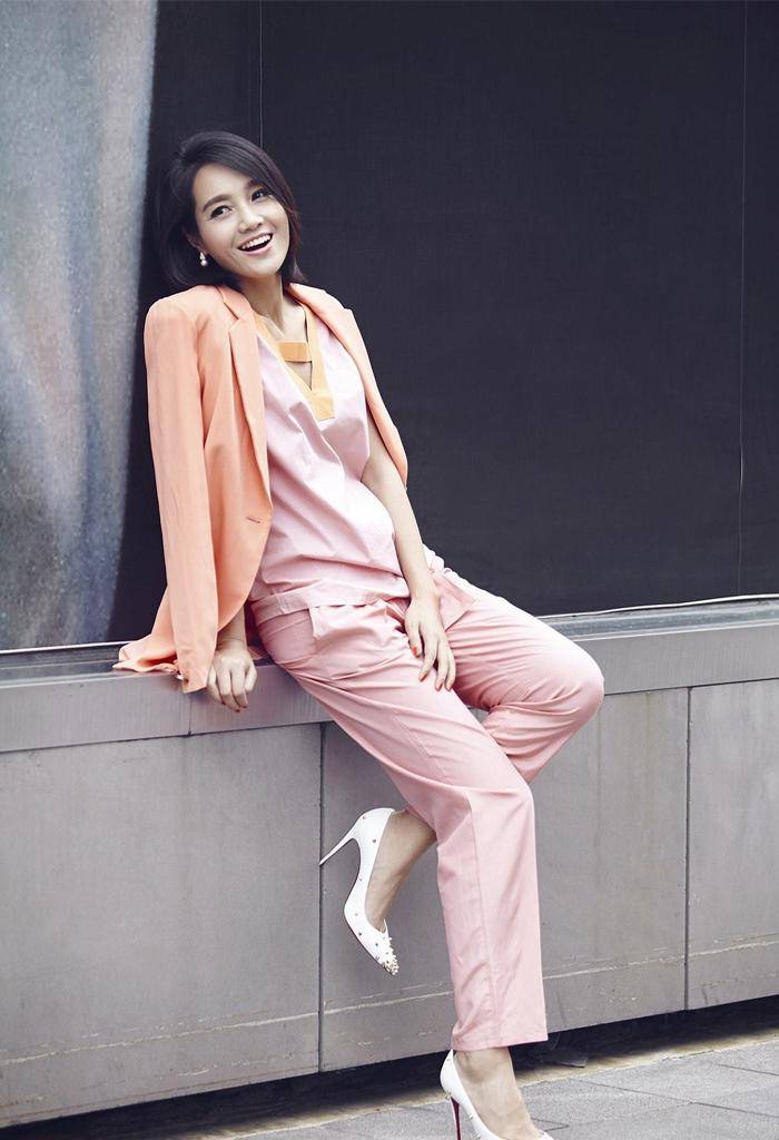 原创朱丹一家三口走机场同穿t恤长裤太接地气朱丹素颜状态很真实