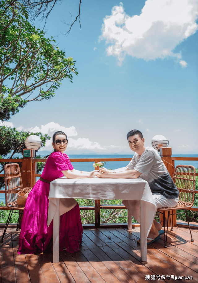 颜色 秦海璐和老公恩爱亮相,粉色连衣裙少女感十足,被爱的女人真幸福