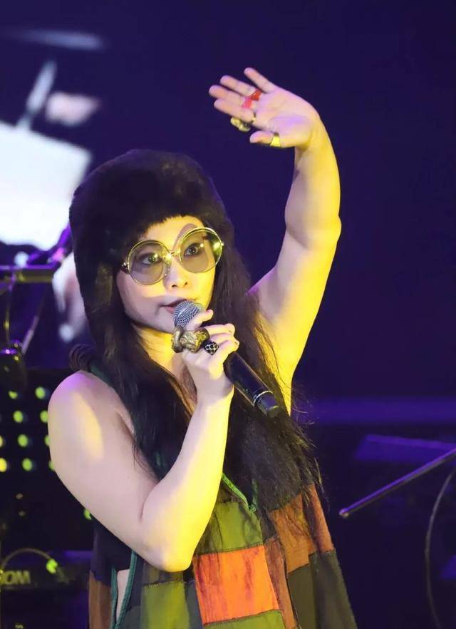 曾比肩王菲,她却恋上有夫之妇,被抛弃后患精神病,46岁仍单身_陈佳明