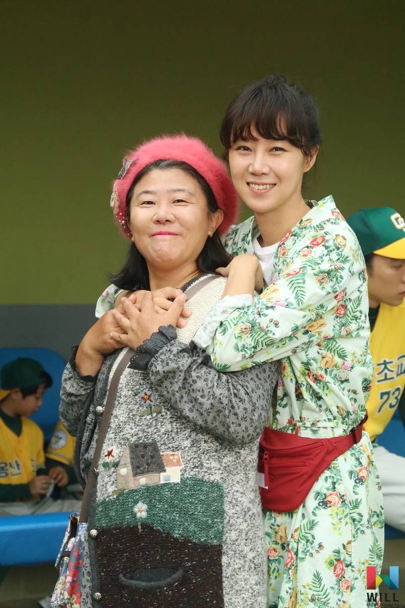 李姃垠依旧档期满满,她出演了强档剧《我们的蓝调》,与车胜元有对手戏