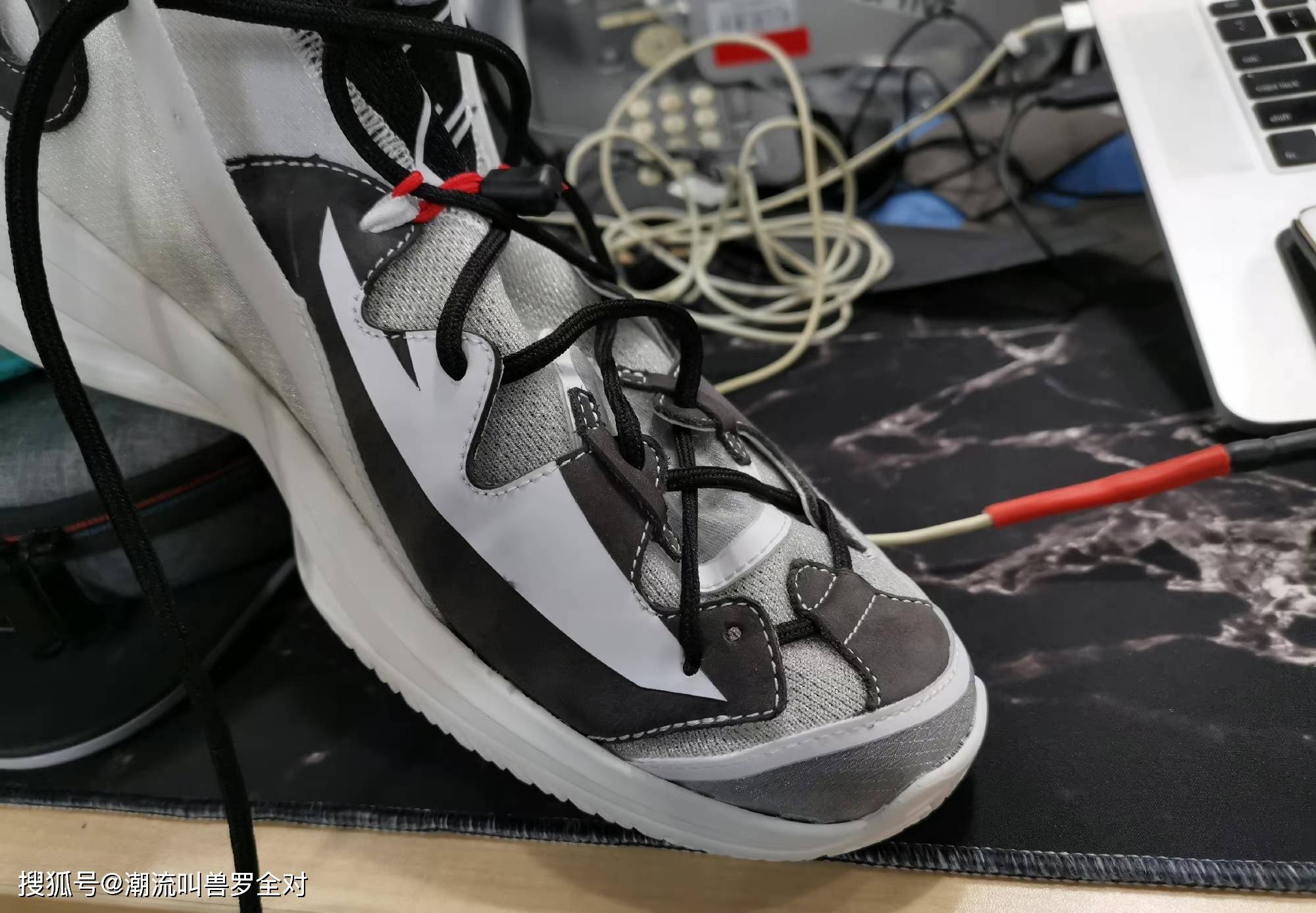 原创安踏设计师晒出拉文战靴实物图可惜不会市售了