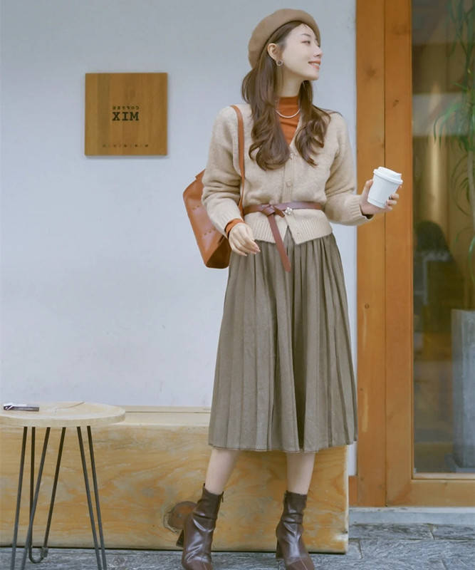 整体 这才是教科书般的“叠穿示范”，用简单的基础款，穿得又暖又美