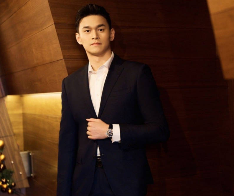 原创孙杨获大奖高举奖杯骄傲发声我能继续努力奋斗是值得期待的