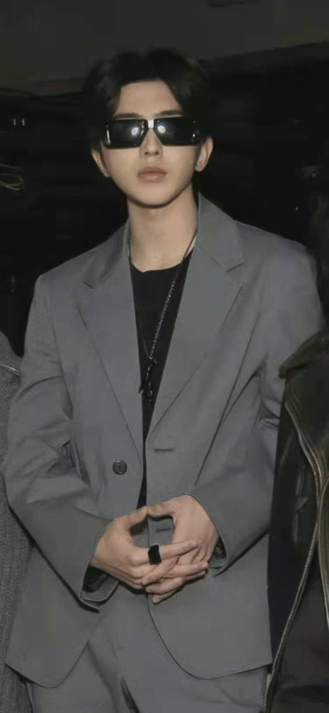 范足 Prada大合影亮点多!张子枫穿超短裙力压全场站C位,蔡徐坤巨星范足