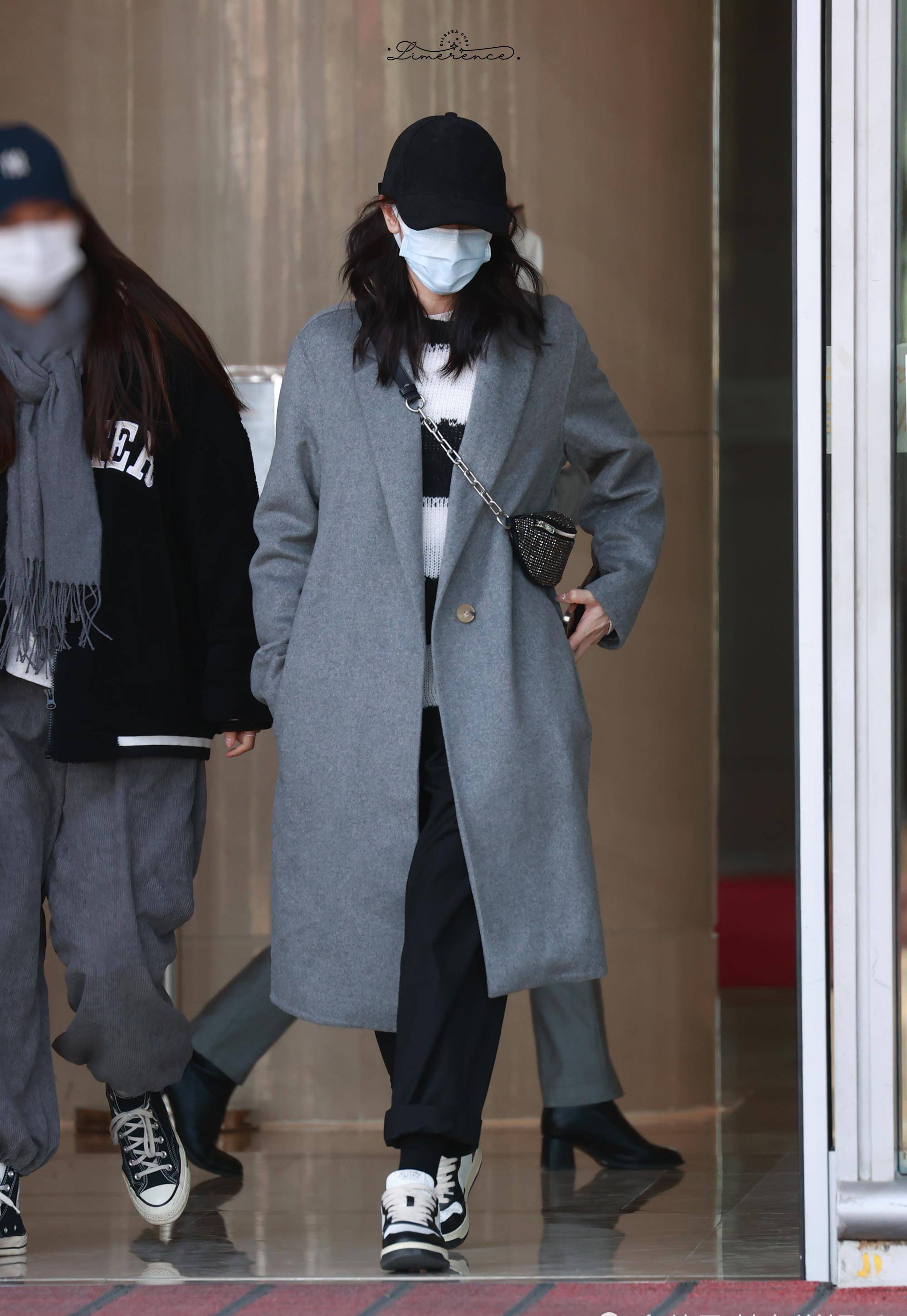 龚军 迪丽热巴久违走机场，穿灰色大衣细腿抢镜，浓眉大眼气质好干净