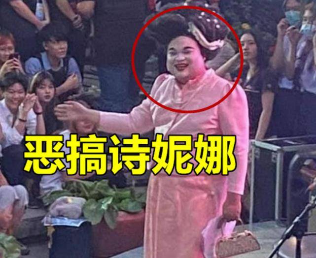 拉隆37岁诗妮娜拎得清，拒绝穿“妾室粉”礼服，选择粉紫色当御用色