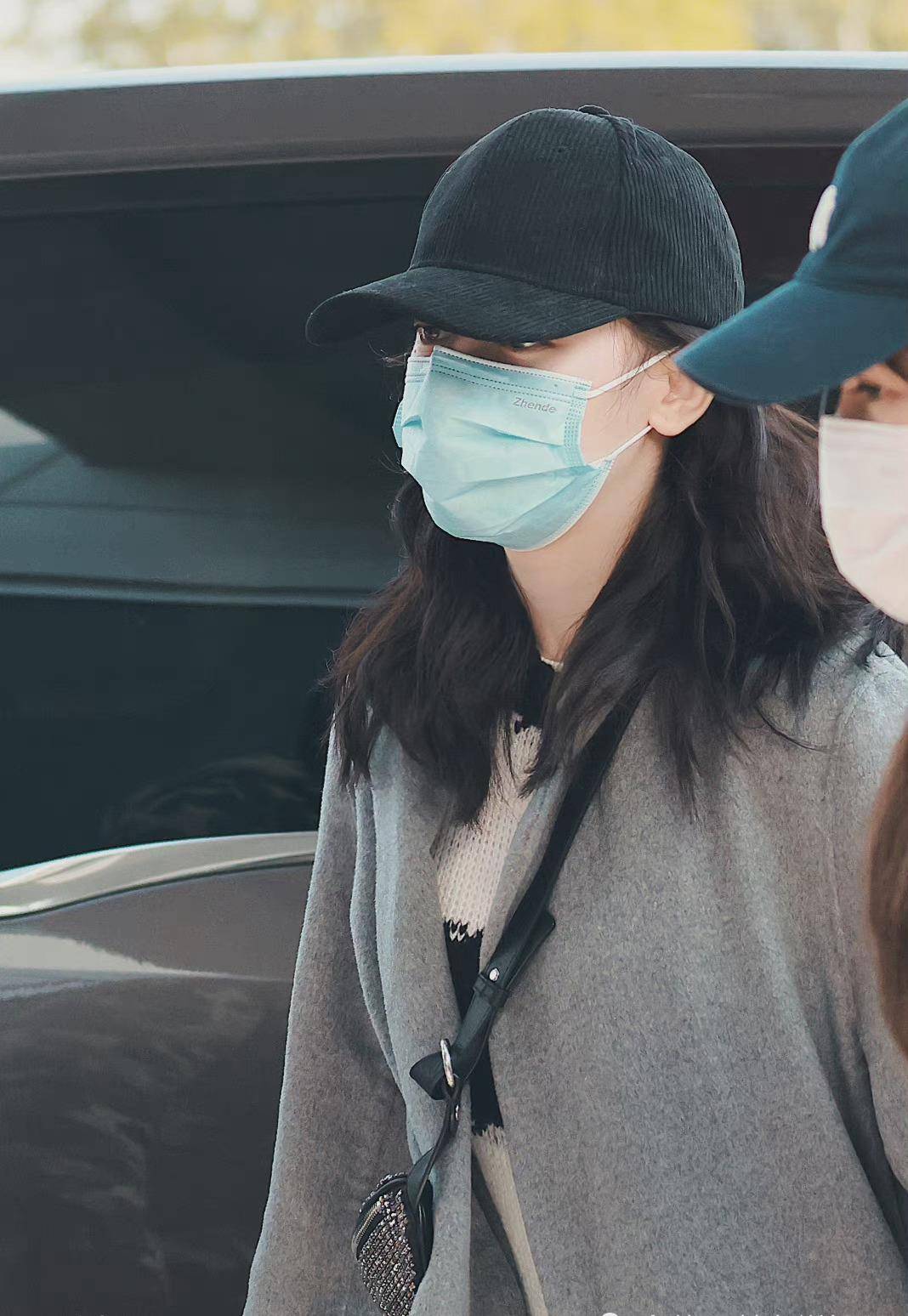 龚军 迪丽热巴久违走机场，穿灰色大衣细腿抢镜，浓眉大眼气质好干净