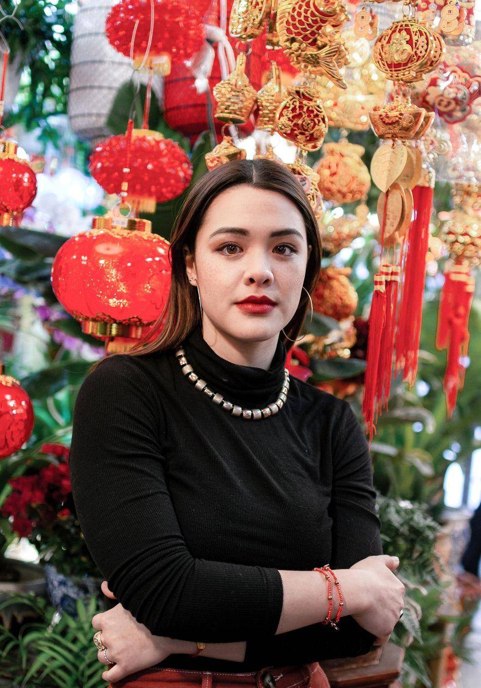 制造被钟丽缇20岁大女儿美到了！混血脸国风背景，身材丰腴不输妈妈