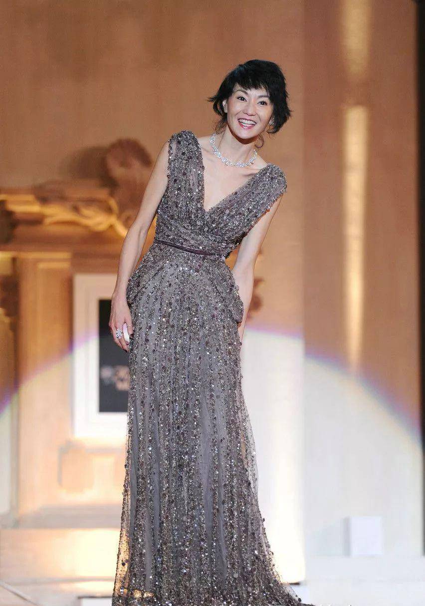 张曼玉确实老了,穿一袭红纱裙优雅知性,无奈松弛的脸蛋太减分