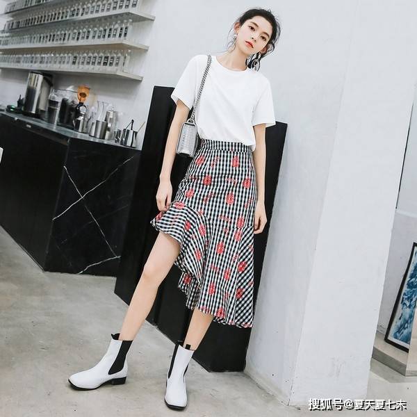 细节 夏七末女装搭配文艺风与法式小清满足色彩简单