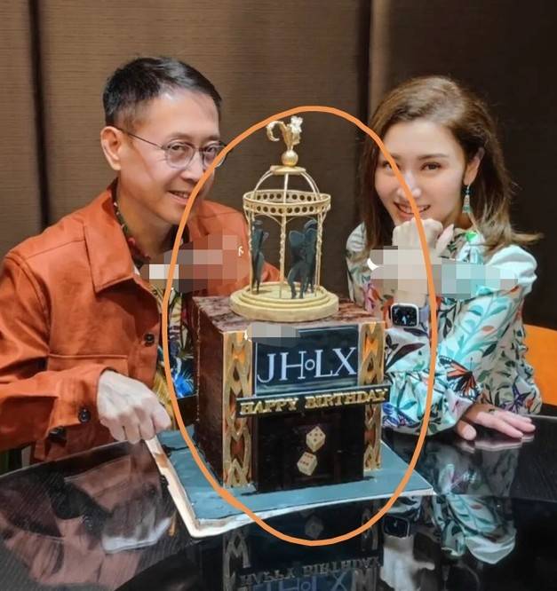 李嘉欣给许晋亨庆60岁生日,打扮靓丽美艳性感,男方脱发明显_蛋糕_皮肤