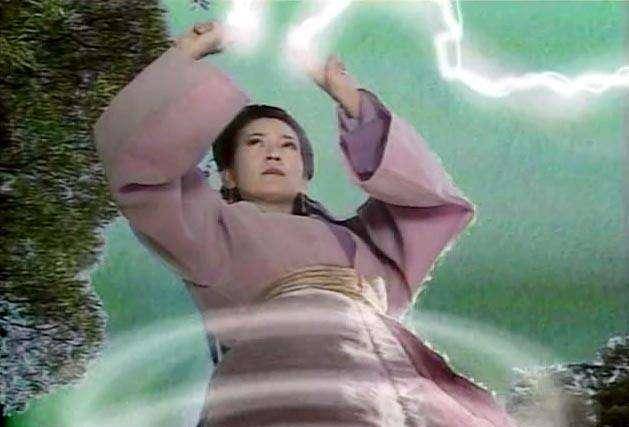 孕妇梦见白蛇黑蛇缠死鸡，是吉是凶？深层寓意与解梦指南