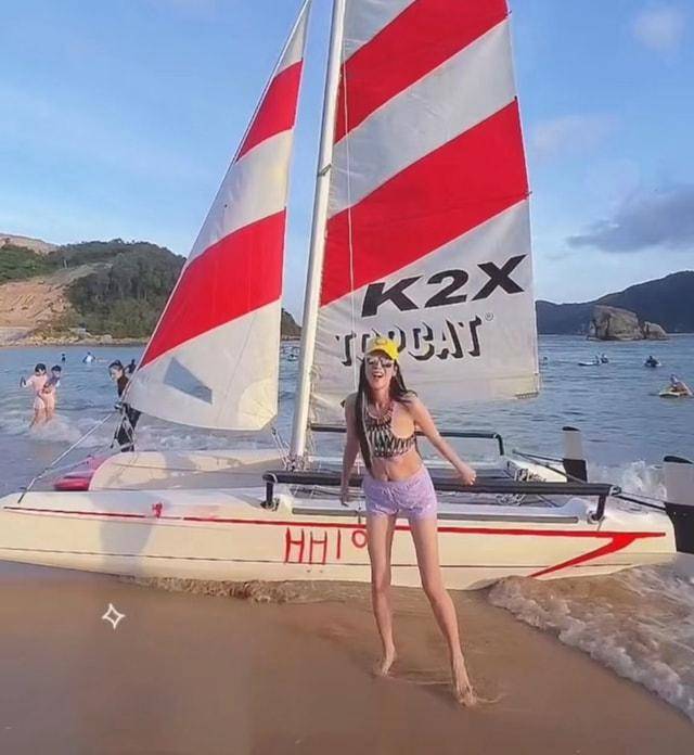 很多网友就注意到了,蒋丽莎的肚子似乎又大了,不知道是衣服的原因