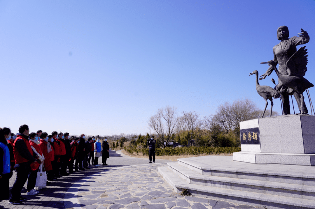 志愿者还来到徐秀娟铜像广场,瞻仰"徐秀娟雕像"和故居,大家纷纷表示要