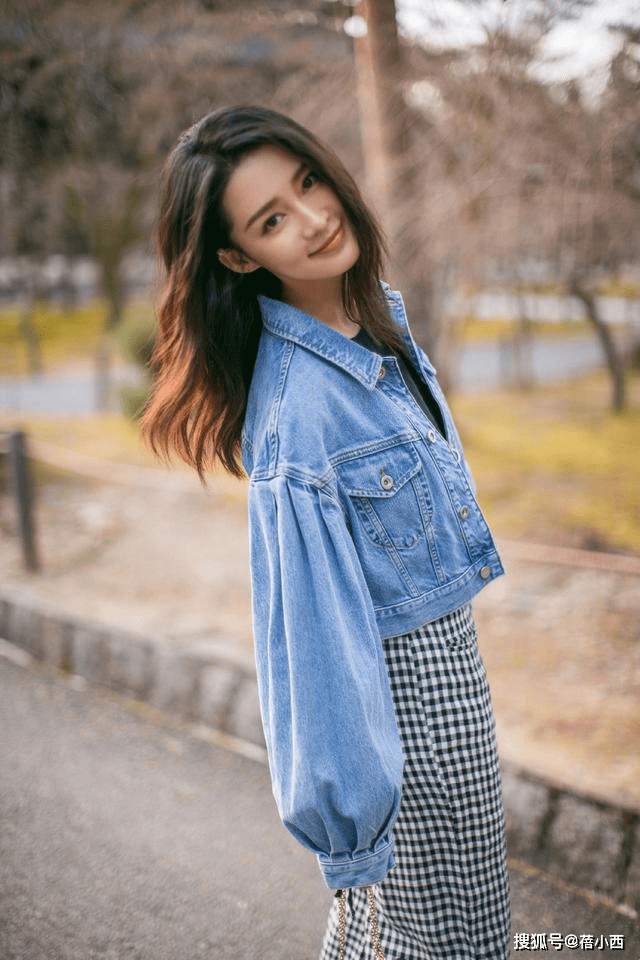 藏蓝色 李沁的搭配太聪明，私服偏爱针织衫+阔腿裤，春季这么穿真时髦