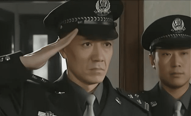 于2000年上映的李幼斌主演电视剧《警戒线》中,剧中所穿就是99式试用