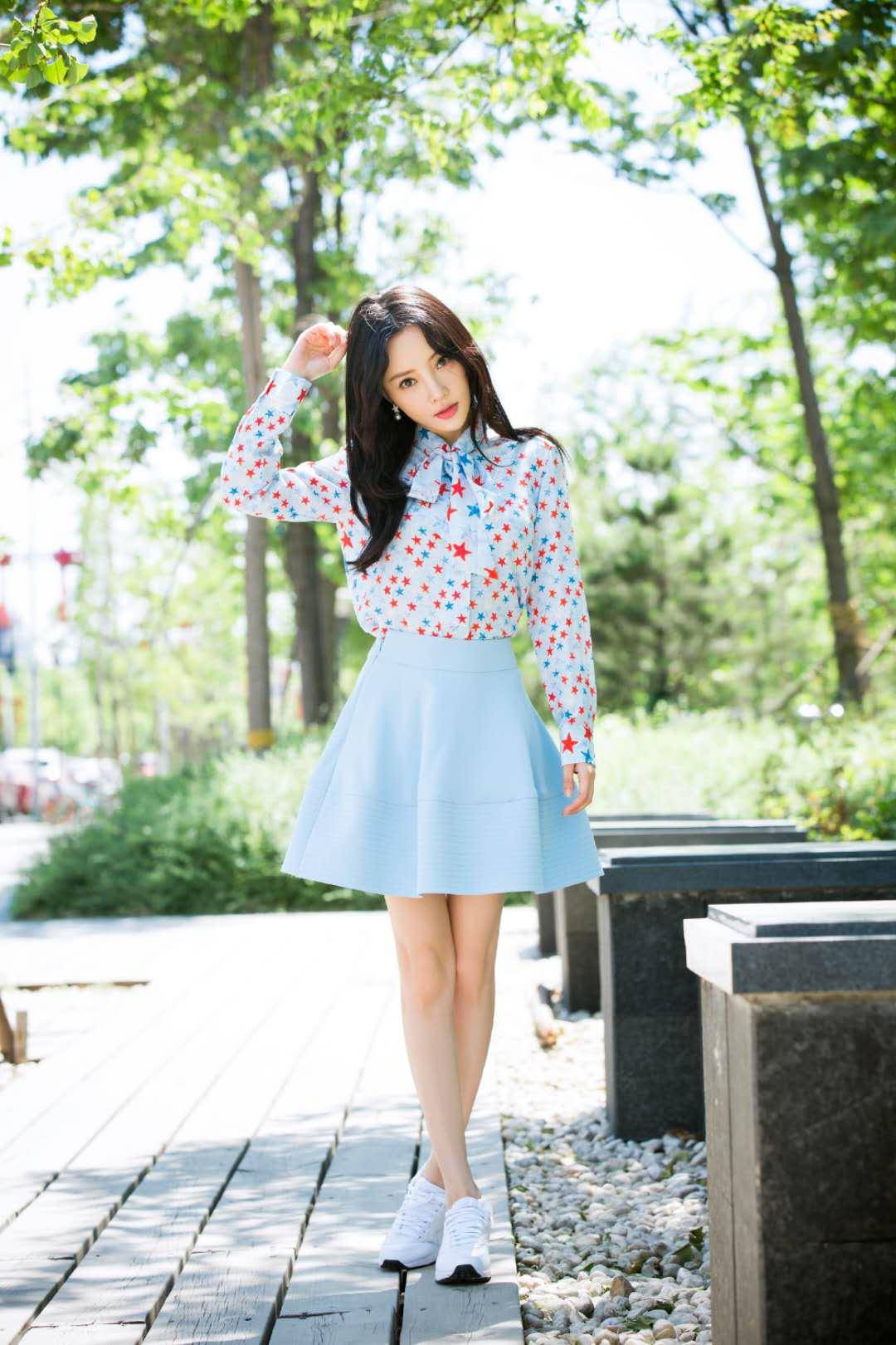 李小璐真会装嫩,穿超短裙大秀纤长美腿,扎双马尾美成"初恋脸"_造型