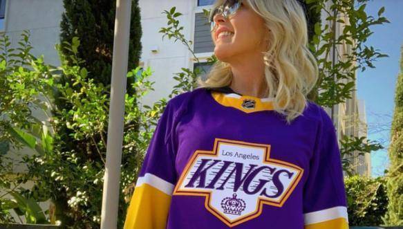 原创湖人女老板现身61岁保持完美身材与男友秀恩爱侧颜太迷人