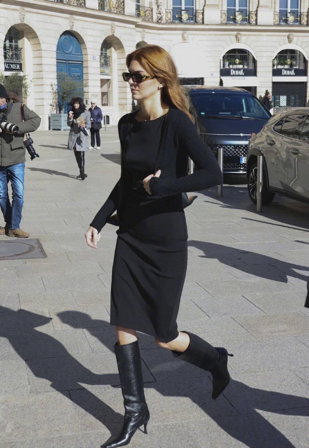 卡戴珊|肯豆新发色也太飒了，定睛一看撞色寡姐，网友：还是黑色适合她！