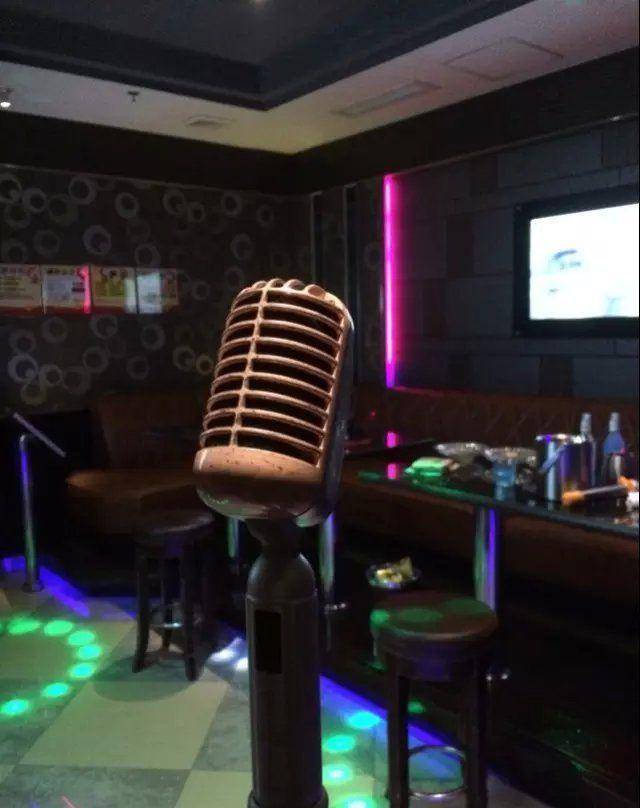 广西某ktv:男子因喝酒过多,发生荒唐的一幕,一定要