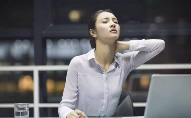 气血胃寒难解决？别慌！远离3大“诱因”，常喝3水，帮你“驱走”胃寒