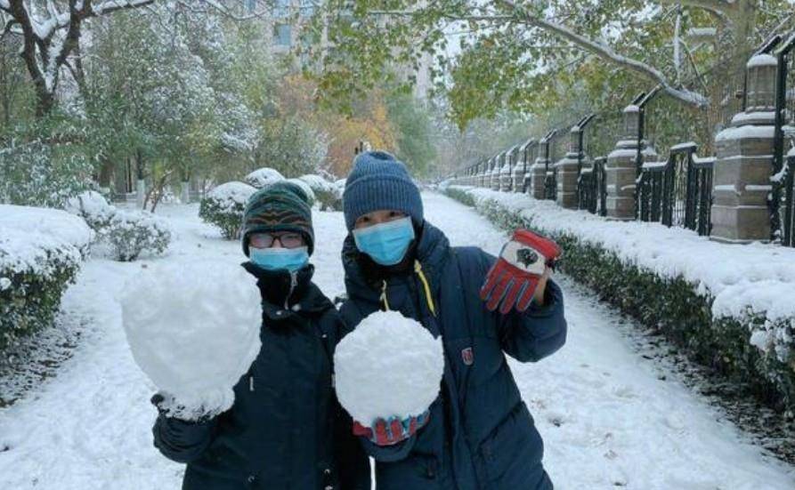 母子俩 白百何带儿子堆雪人，穿同款高领羽绒服，母子俩像是一个模子复刻