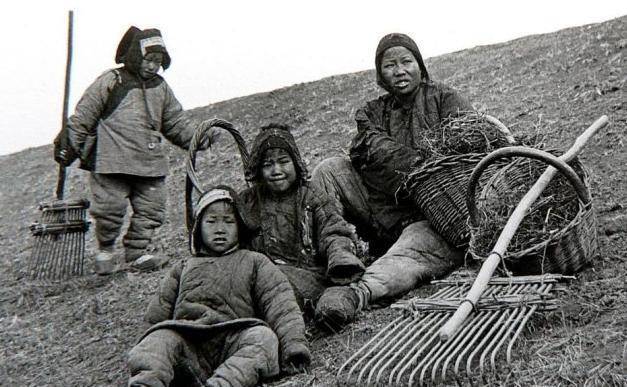 还有出席不同场合要穿的不同款式的衣服,而在晚清的旧社会能看到,穷人