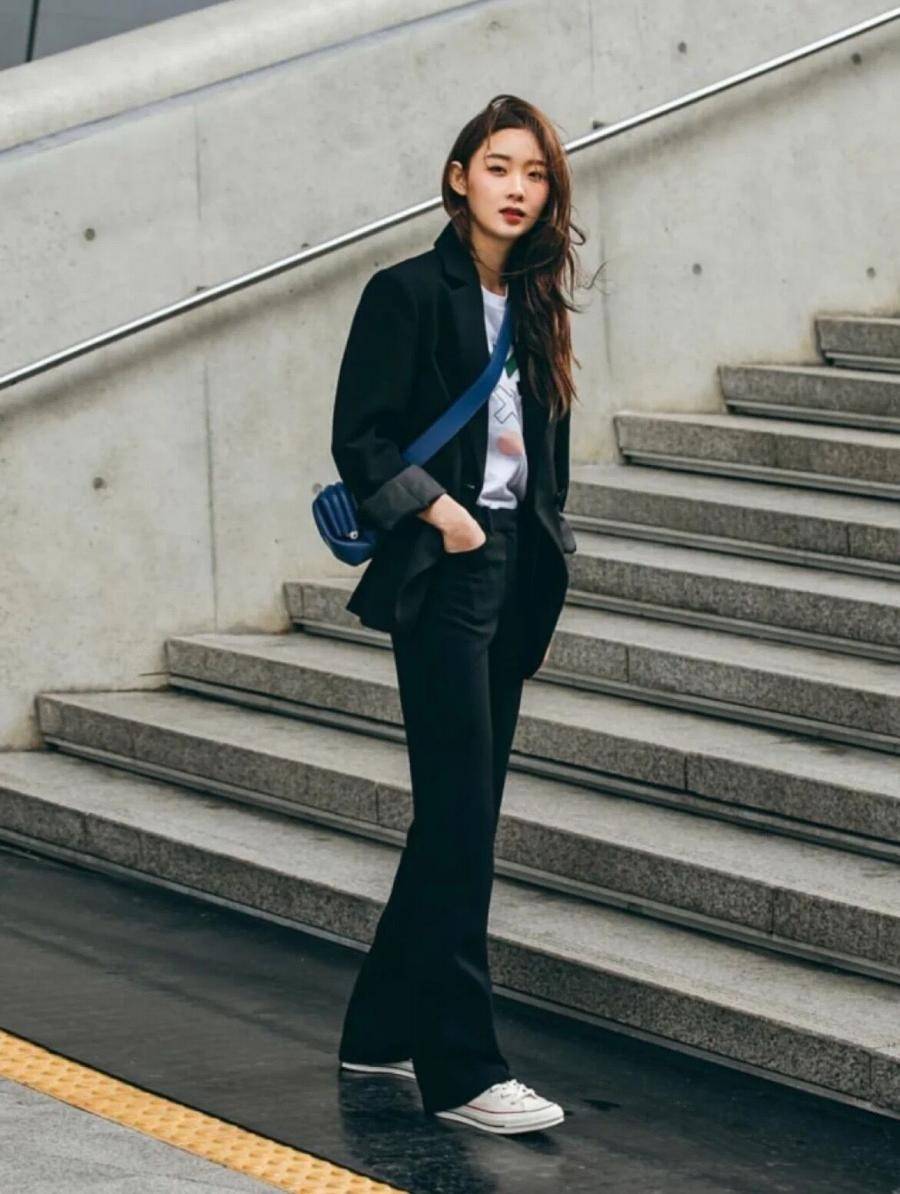 细节 韩国女孩都这么会打扮吗？随便一张街拍图，都把黑色穿得时髦养眼