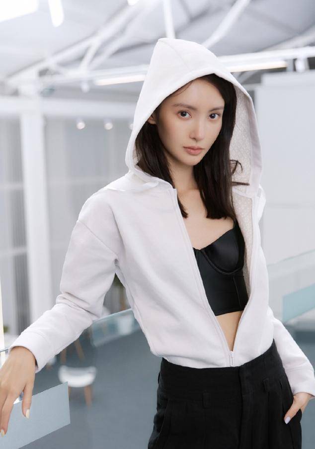 内衣 金晨穿衣真大胆,西装内直接穿胸衣,不仅不丑,还特别性感高级