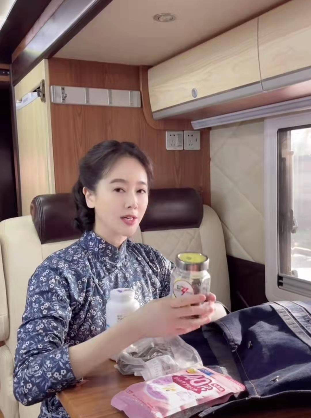 戏剧45岁左小青晒拍戏近况,皮肤紧致白皙惹人羡,多种保健品吃不停