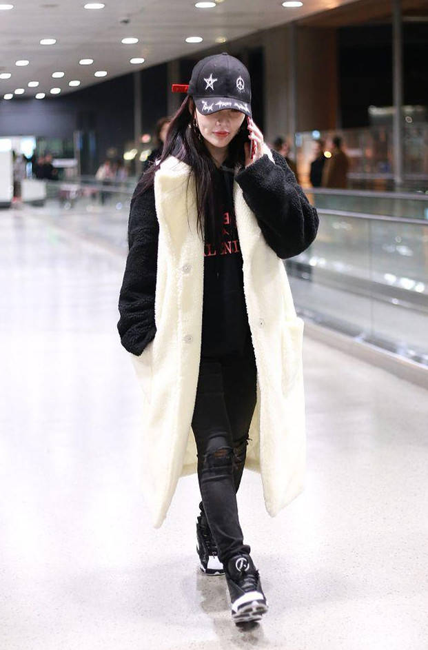 李小璐生活真滋润,皮草外套穿上身秒变"高调贵妇",气质惊艳了_外衣