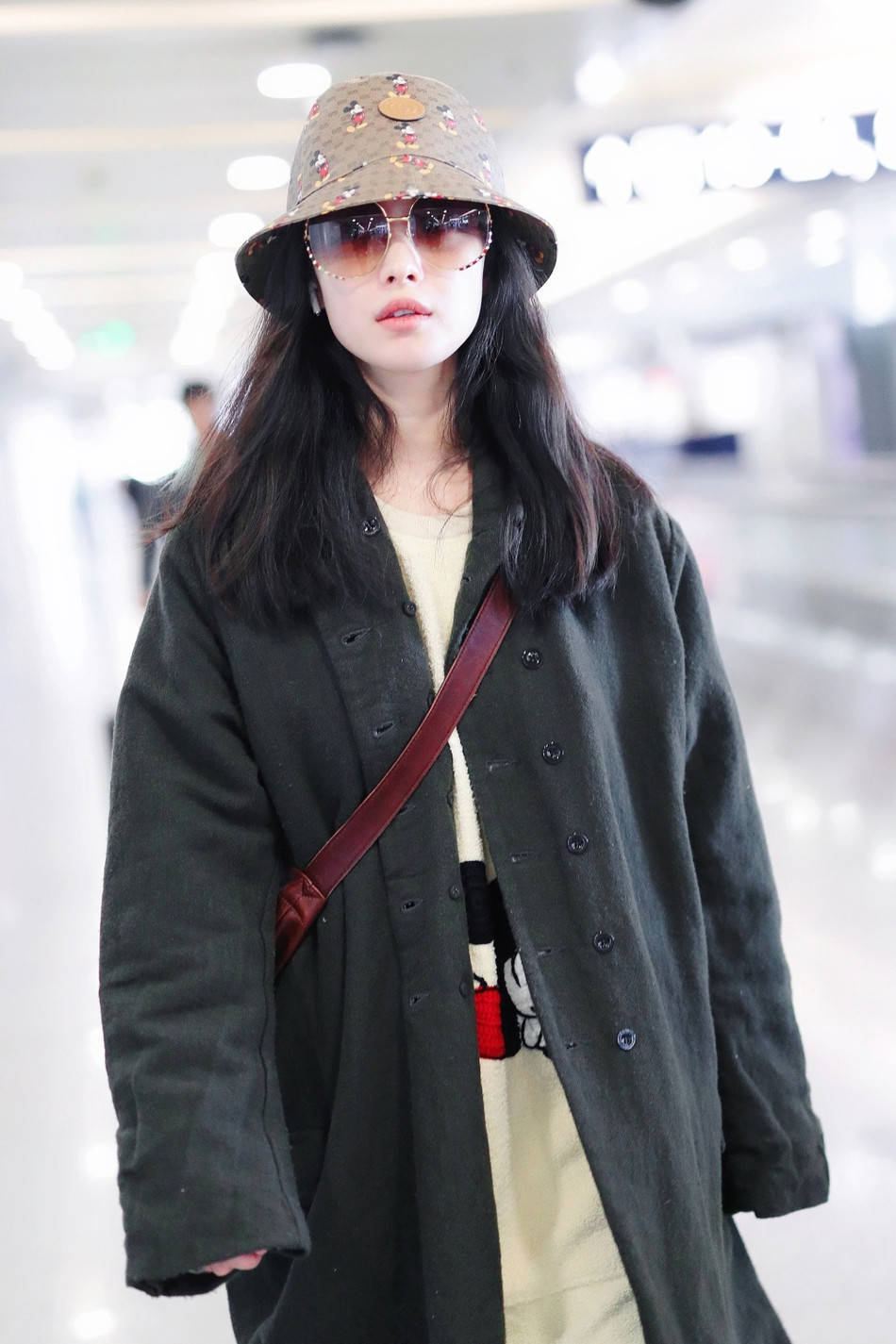 效果 倪妮这腿是真细，把牛仔裤穿出打底裤的效果，遮严实了却还是很美