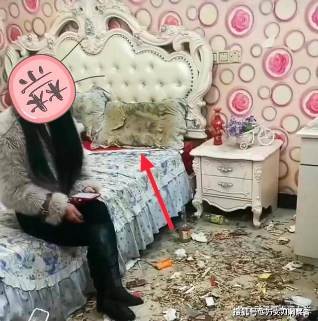 原创真丢人女子租房太邋遢枕头包浆烟头铺满地地上有不明液体