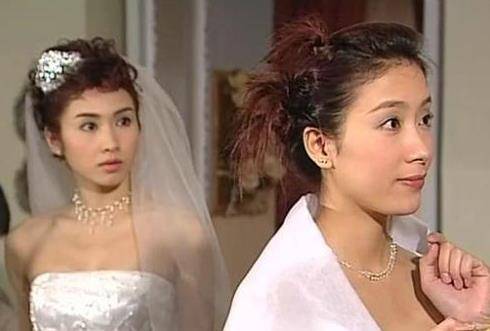 她没背景没资源,一开始只能去演一些没有台词的小龙套角色,如《创世纪