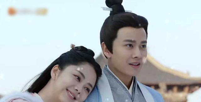 因为|任嘉伦与谭松韵同框，礼貌距离先抢镜，细节里展露已婚男士的素养