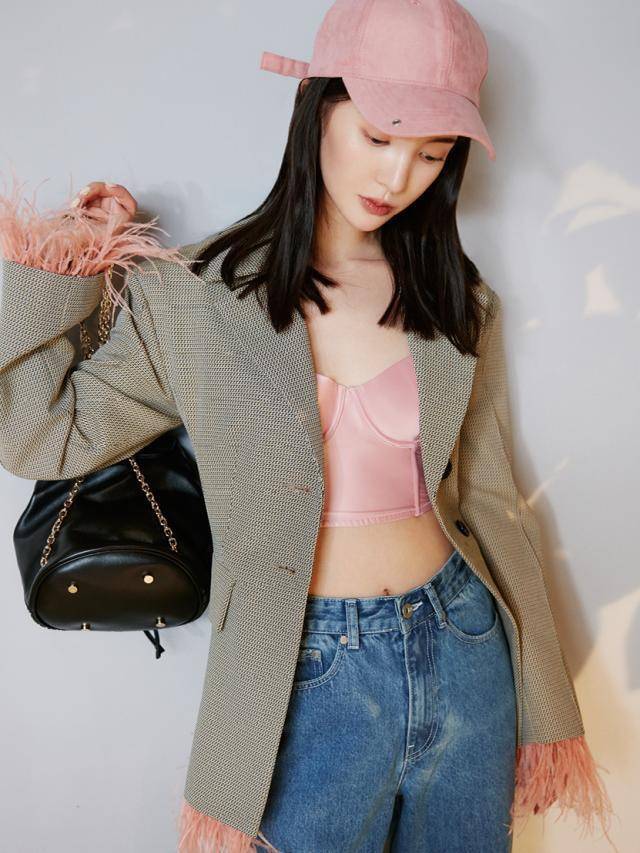 内衣 金晨穿衣真大胆,西装内直接穿胸衣,不仅不丑,还特别性感高级