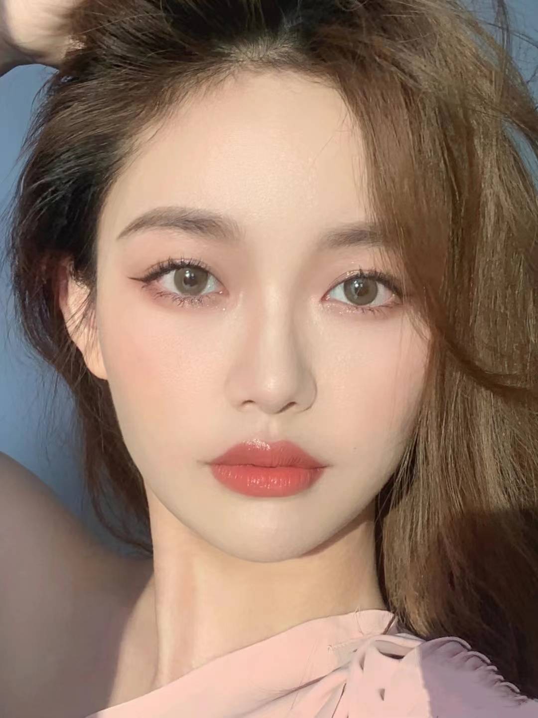 图片怎样化妆不卡粉?分享10个小技巧,让你的妆容更加清透服帖