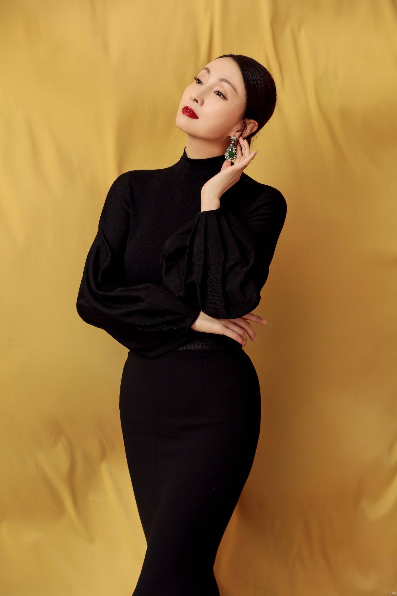 47岁陶虹身材真丰满,一袭黑色礼裙藏不住凹凸感,腰臀比堪称完美_造型