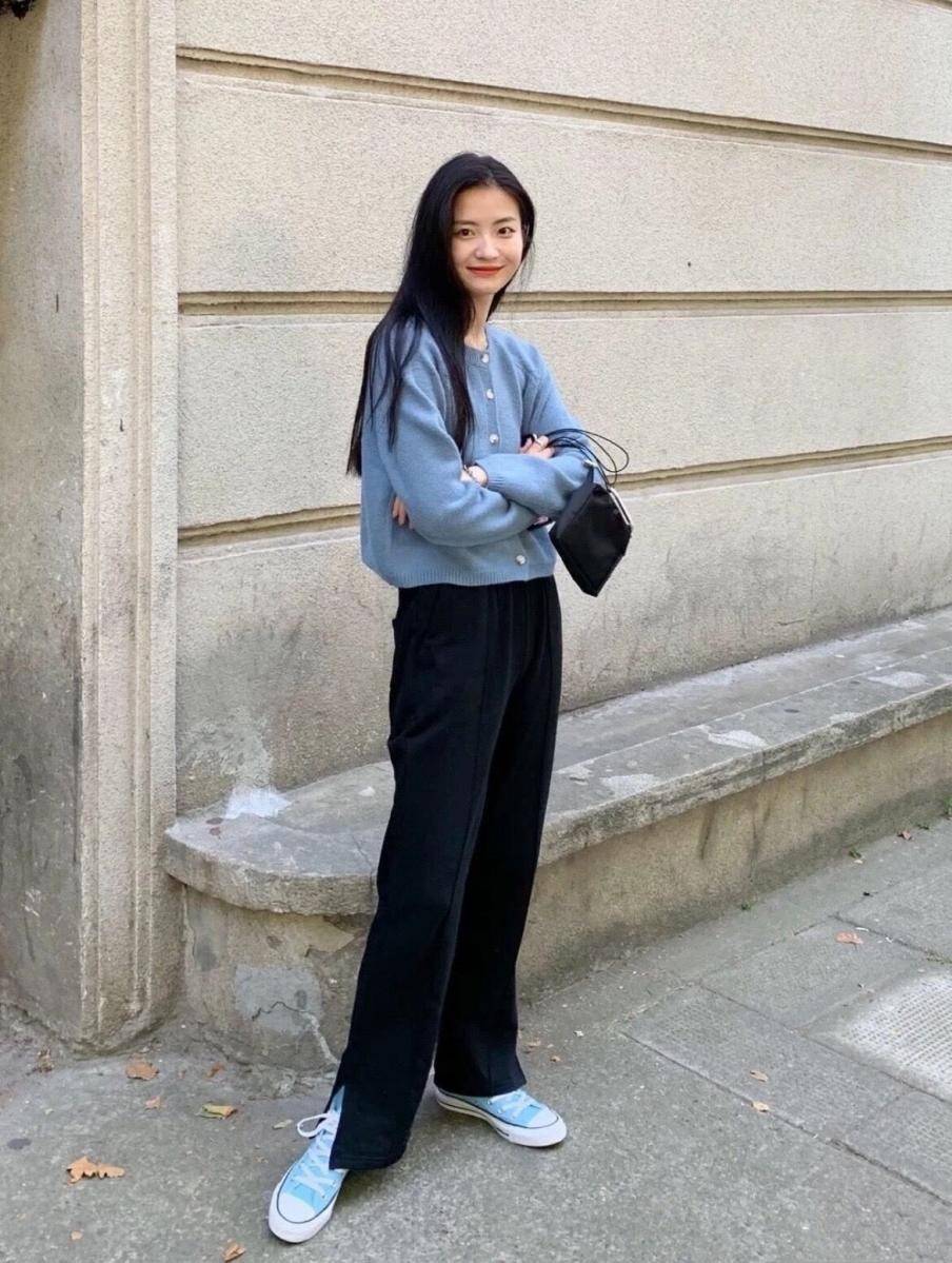 细节 韩国女孩都这么会打扮吗？随便一张街拍图，都把黑色穿得时髦养眼