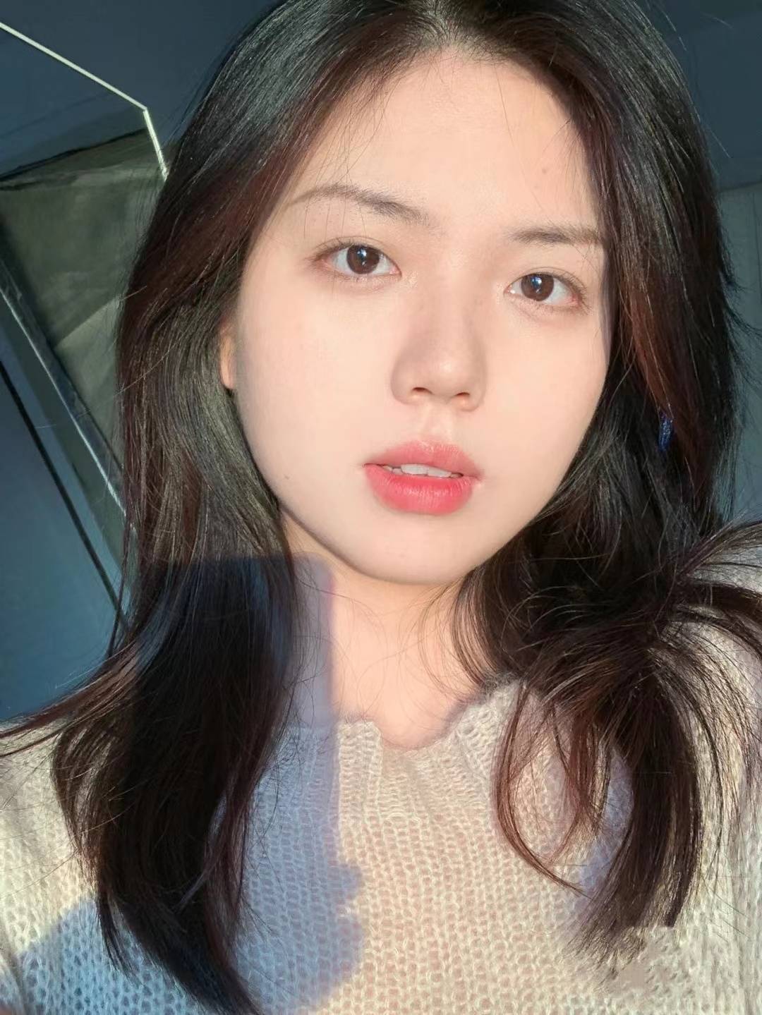 图片怎样化妆不卡粉?分享10个小技巧,让你的妆容更加清透服帖