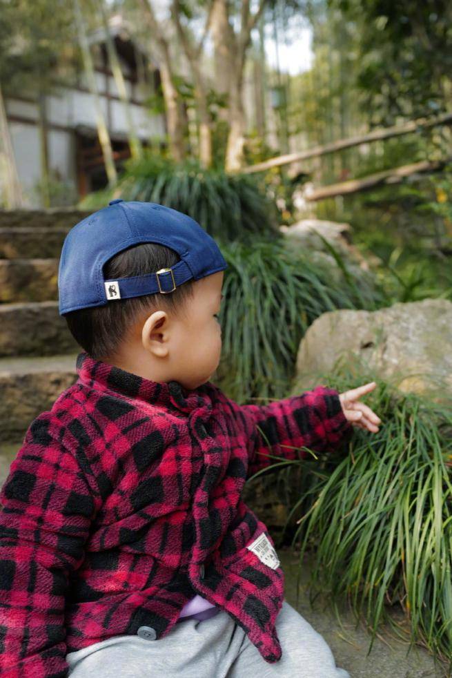 设计 朱丹晒母女旧照合影，小小丹正脸像极了周一围，一岁弟弟也像爸爸