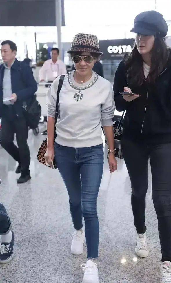 皮肤刘嘉玲真实的素颜，皮肤黑又有皱纹，但气质比很多人都高贵优雅！