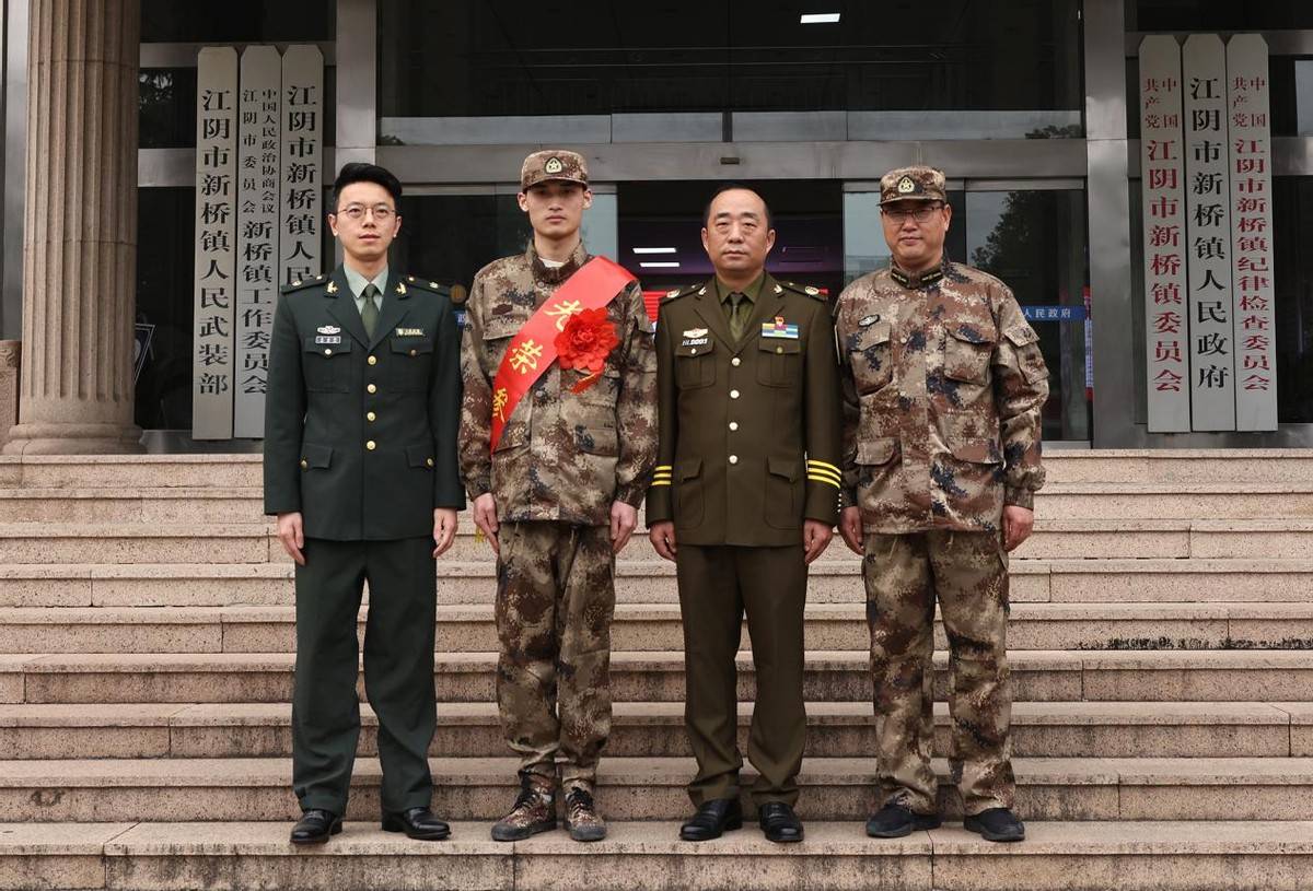 建立企业带编入伍奖励机制海澜集团欢送优秀员工周元杰光荣入伍